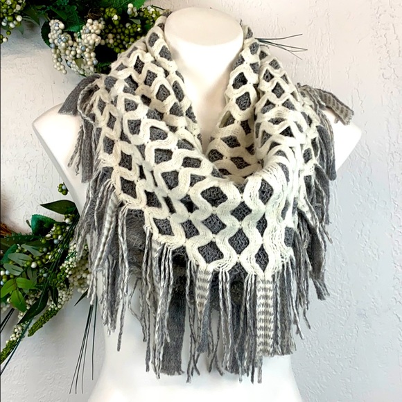Accessories - 💐BOGO Knit fringe infinity scarf off white & gray